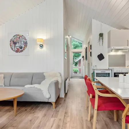 2 Bedroom Beautiful In Herning Holiday home Kolkaer
